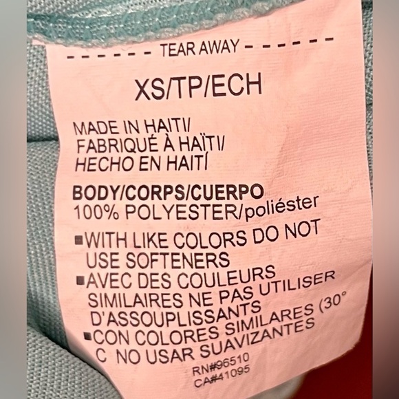 Under armour light blue v-Neck loose fit, heatgear shirt, size x-Small - Picture 6 of 6